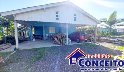 C495 - Excelente residência de esquina com 04 apartamentos em Albatroz
