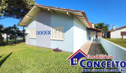 C381 - Linda residência de esquina localizada a 250 metros do mar