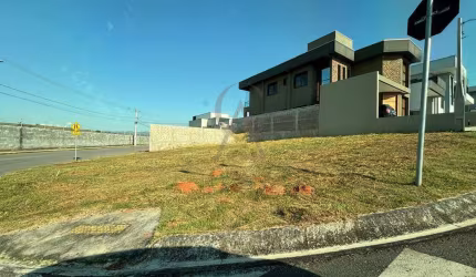 Terreno plano de esquina à venda com 375m² no Condomínio Malibu em Caçapava
