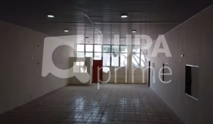 Salão comercial com 280 metros de área construída para locação no Centro!