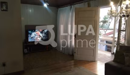 Terreno com 750 metros com lindo sobrado para venda em Vila Santos!