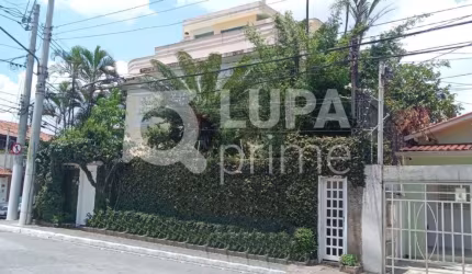 Sobrado com 4 dormitórios sendo 2 suítes para locação em Santana!