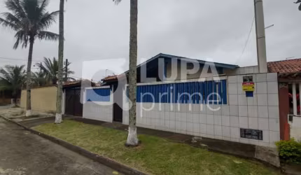Casa térrea com 3 dormitórios sendo 1 suíte á venda no  Itanhaém