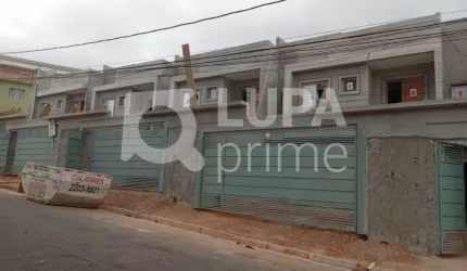 Sobrado com 2 dormitórios sendo suítes á venda na Santa Terezinha