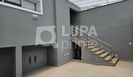 Sobrado com 4 dormitórios sendo 2 suíte á venda na Água Fria