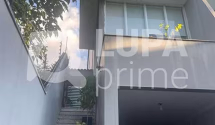 Sobrado com 4 dormitórios sendo 3 suítes para locação na Vila Pedra Branca