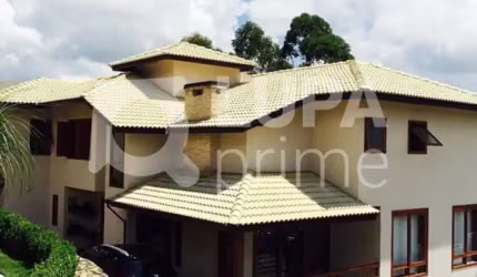 Casa espaçosa de alto padrão com 3 dormitórios e 5 banheiros na Serra da Cantareira