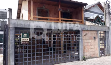 Sobrado com  3 dormitórios sendo 1 suíte á venda na Água Fria
