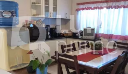 Casa Térrea com 3 dormitórios sendo 1 suíte á venda na Vila Dom Pedro II !