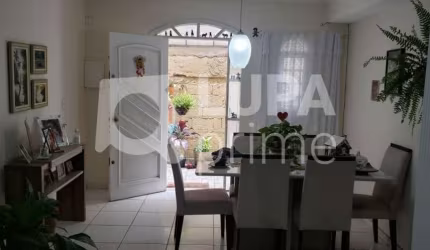 Casa térrea com 3 dormitórios á venda na Vila Dom Pedro II !