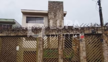 Sobrado com 3 dormitórios sendo 2 suítes á venda na Vila Dom Pedro!