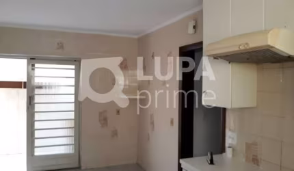CASA TÉRREA COM 3 DORMITÓRIOS, CHURRASQUEIRA E 3 VAGAS DE GARAGEM Á VENDA NA VILA GUSTAVO