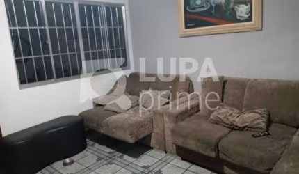 SOBRADO COM 3 QUARTOS E 4 VAGAS DE GARAGEM Á VENDA NA VILA GUSTAVO