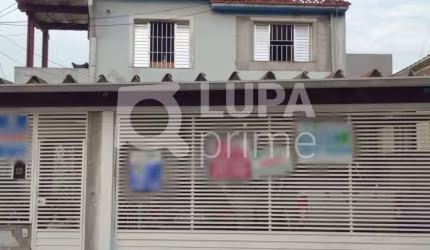 Sobrado com 4 dormitórios á venda na Vila Gustavo.