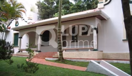 Casa térrea com 4 dormitórios sendo 1 suíte à venda no Horto Florestal!