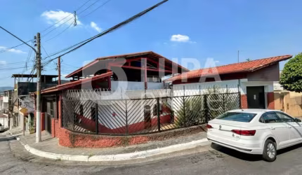 Casa Térrea com 3 dormitórios de 220m² à venda no Parque Casa De Pedra