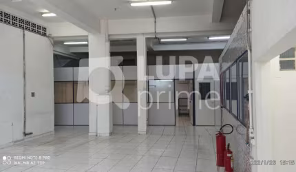 Salão comercial com 200 metros para locação na Vila Gustavo.