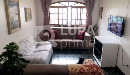 Sobrado com 3 dormitórios sendo 1 suíte á venda na Vila Nivi