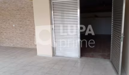 Casa térrea com 3 dormitórios sendo 1 suíte á venda na Água Fria
