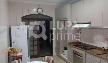 Casa térrea com 3 quartos sendo 1 suíte, piscina e 8 vagas de garagem à venda na Vila Maria Alta!