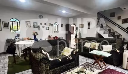 CASA COM 3 QUARTOS E 3 VAGAS DE GARAGEM À VENDA NO JARDIM TREMEMBÉ
