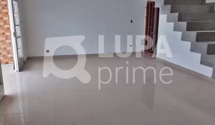 CASA COM 4 QUARTOS E 3 VAGAS DE GARAGEM À VENDA NO JARDIM SÃO PAULO
