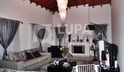 CASA COM 4 QUARTOS E 6 VAGAS DE GARAGEM À VENDA EM MAIRIPORÃ