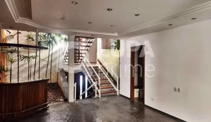 CASA COM 3 QUARTOS E 4 VAGAS DE GARAGEM À VENDA NO TUCURUVI