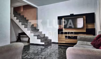CASA COM 3 QUARTOS E 4 VAGAS DE GARAGEM À VENDA NO JARDIM GUANÇA