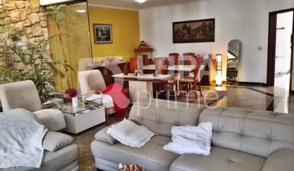 CASA COM 3 QUARTOS E 5 VAGAS DE GARAGEM À VENDA NO JARDIM GUAPIRA