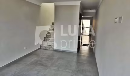 CASA COM 3 QUARTOS E 2 VAGAS DE GARAGEM À VENDA NA VILA GUSTAVO