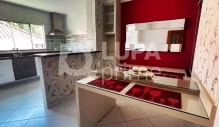 CASA COM 3 QUARTOS E 4 VAGAS DE GARAGEM À VENDA NO TUCURUVI
