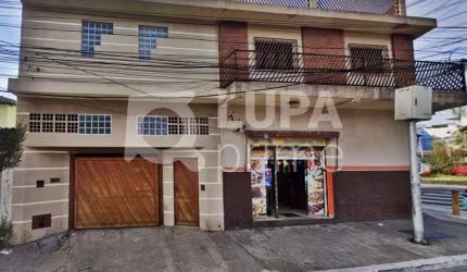 CASA COM 3 QUARTOS E 4 VAGAS DE GARAGEM À VENDA NA VILA SABRINA
