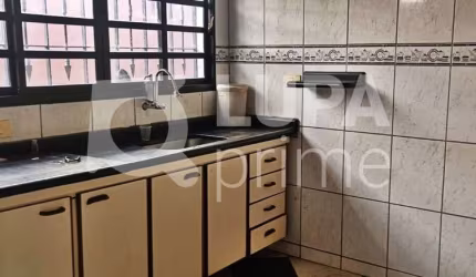 CASA COM 2 QUARTOS E 2 VAGAS DE GARAGEM Á VENDA NA VILA SABRINA