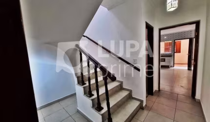 CASA COM 3 QUARTOS E 2 VAGAS DE GARAGEM À VENDA NO JARDIM GUANÇA