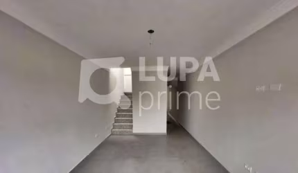 CASA COM 3 QUARTOS E 3 VAGAS DE GARAGEM À VENDA NA VILA GUSTAVO