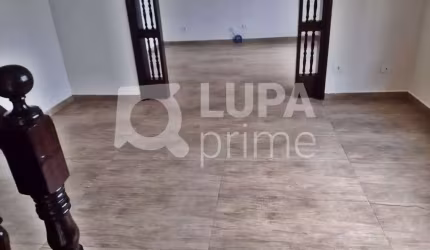 CASA COM 3 QUARTOS E 3 VAGAS DE GARAGEM À VENDA NA VILA MARIA ALTA