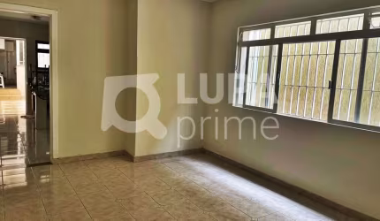 CASA COM 3 QUARTOS E 2 VAGAS DE GARAGEM À VENDA NA VILA SABRINA