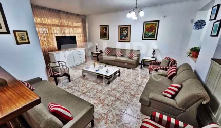CASA COM 3 QUARTOS E 4 VAGAS DE GARAGEM À VENDA NO JARDIM GUANÇA