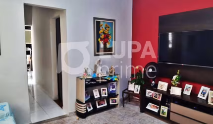 CASA COM 3 QUARTOS E 3 VAGAS DE GARAGEM À VENDA NA VILA SABRINA