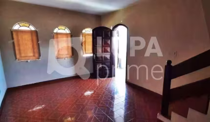 CASA COM 3 QUARTOS E 2 VAGAS DE GARAGEM À VENDA NA VILA MEDEIROS