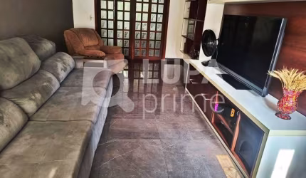 CASA COM 3 QUARTOS E 5 VAGAS DE GARAGEM À VENDA NO PARQUE NOVO MUNDO