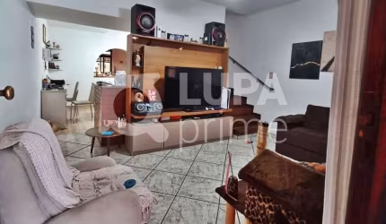 CASA COM 2 QUARTOS E 1 VAGA DE GARAGEM Á VENDA NA VILA CONSTANÇA