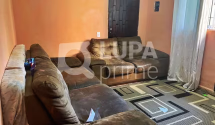 CASA COM 2 QUARTOS E 1 VAGA DE GARAGEM Á VENDA NA VILA MEDEIROS