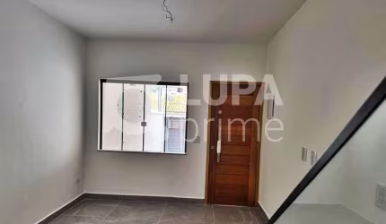 CASA COM 3 QUARTOS E 2 VAGAS DE GARAGEM À VENDA NA VILA ISOLINA MAZZEI