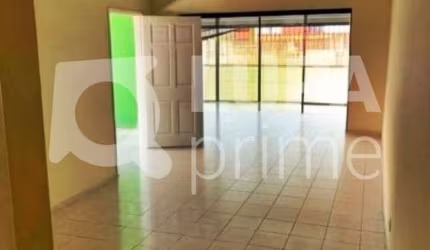 CASA COM 3 QUARTOS E 2 VAGAS DE GARAGEM À VENDA NA CACHOEIRINHA