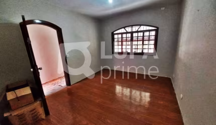 CASA COM 3 QUARTOS E 2 VAGAS DE GARAGEM À VENDA NA VILA EDE