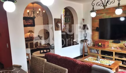 CASA COM 5 QUARTOS E 3 VAGAS DE GARAGEM Á VENDA NO CARRÃO