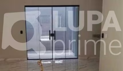 CASA COM E QUARTOS E 2 VAGAS DE GARAGEM À VENDA NO TATUAPÉ