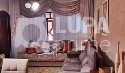 CASA COM 3 QUARTOS E 2 VAGAS DE GARAGEM À VENDA NO JARDIM GUANÇA